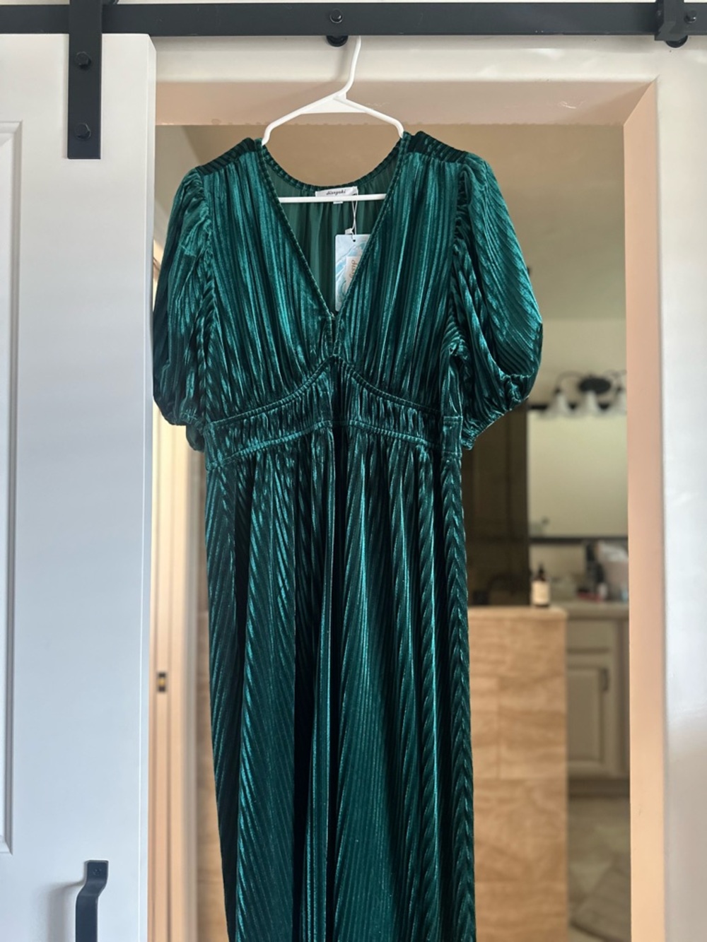Emerald Green Maxi Dress with V-Neck and Puff Sleeves
